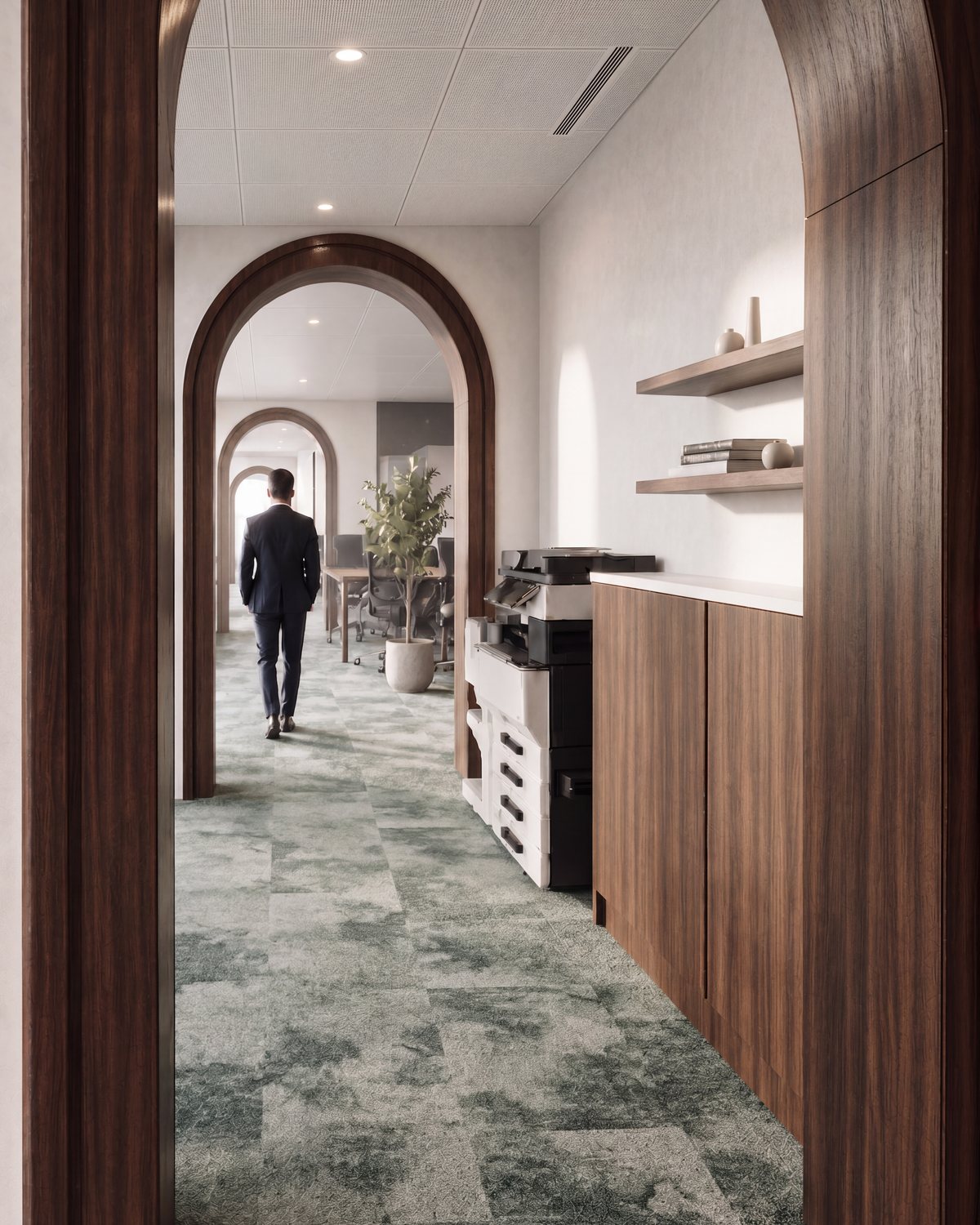 Galerie : enfilade d'arches en noyer, moquette verte, rangements en noyer